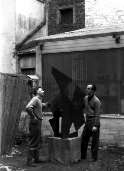 Di Teana et le peintre argentin Perez Roman devant la sculpture exposée aujourd‘hui à Art Basel.