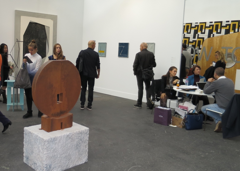 Il spazio della galleria Eva Presenhuber con la contrafazione della scultura